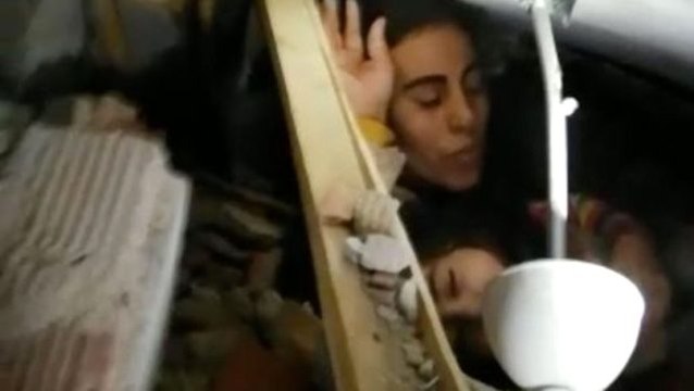 Anne ve 2,5 yaşındaki çocuğunun enkazdan kurtarılma anı jandarma kamerasına yansıdı