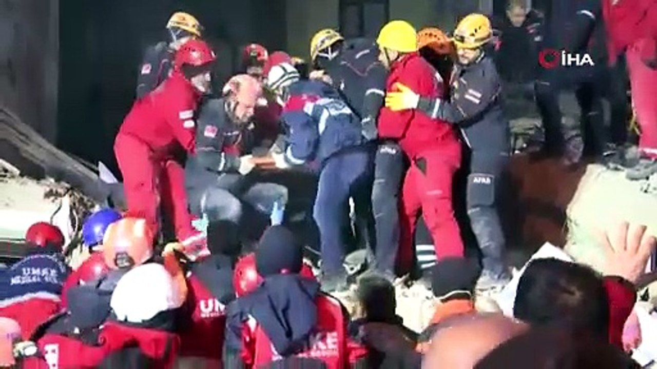 Deprem bölgesindeki muhabirin duygusal anları