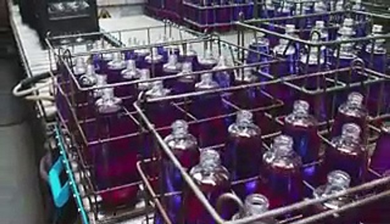 How the inventor of lava lamps creates its iconic lighting fixture