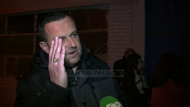 Durrës, riparimi i mureve të pallatit/ Banorët: Godina ka të dëmtuar strukturën dhe themelet