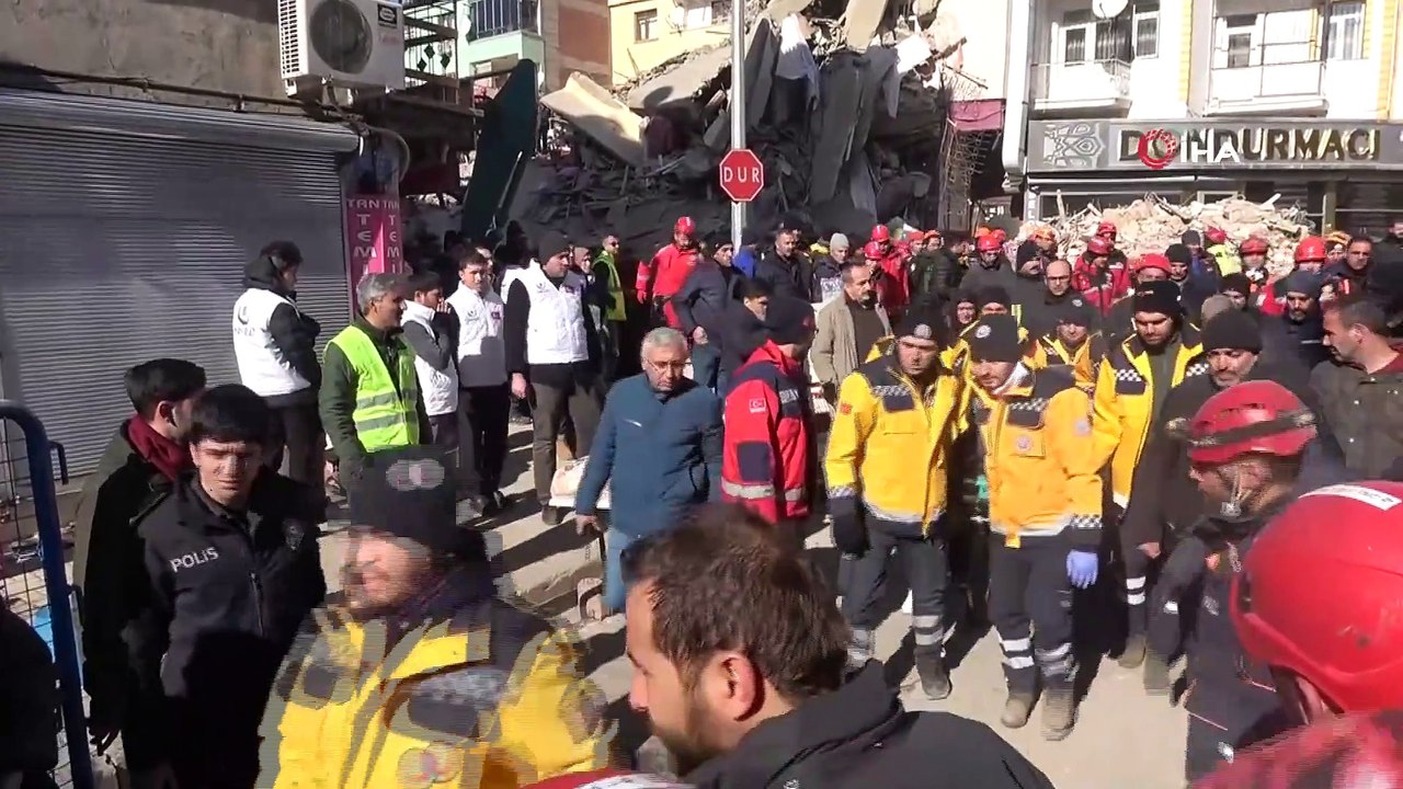 Kurtarma Çalışmalarını Anlatan İtfaiye Eri Gözyaşlarını Tutamadı