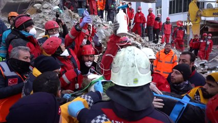 Cumhurbaşkanı Erdoğan, enkazdan çıkarılan vatandaş hakkında bilgi aldı