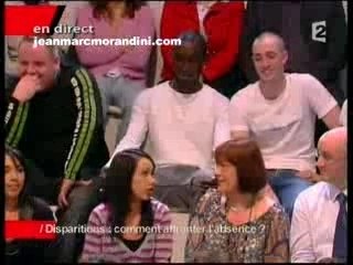 Dispute entre 3 jeunes en direct chez delarue