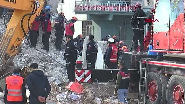 Sürsürü mahallesi'nde ekiplerin arama-kurtarma çalışmaları devam ediyor-4