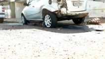 Carro estacionado é atingido por outro e motorista deixa bilhete