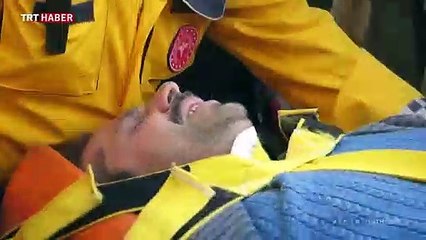 Enkazdan çıkarıldı, çocuklarını görmeden gitmek istemedi