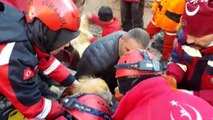 UMKE Gönüllüsü sağlık personeli Emine Kuştepe'nin enkazdan çıkarılan yaralı bir kadın ile...