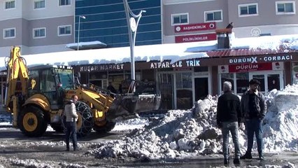 Çukurca'da kar temizleme çalışmaları
