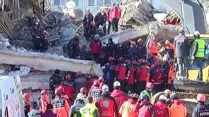 Sürsürü mahallesinde enkazdan 2 kişi çıkarıldı-2