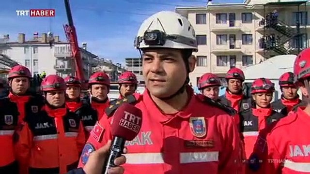 2,5 yaşındaki çocuk ve annesini kurtaran ekip TRT Haber'e konuştu