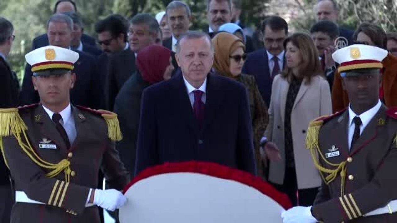 Cumhurbaşkanı Erdoğan Cezayir'de Şehitler Abidesi'ne çelenk bıraktı (2)