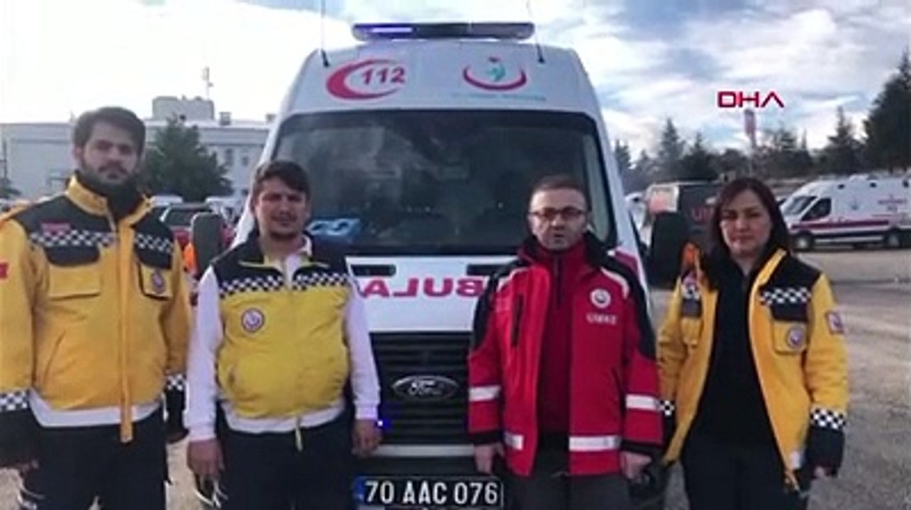 Deprem bölgesinde, sağlıkçılar için ambulans kapısına meyve poşeti astılar