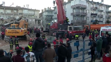 Elazığ'daki deprem - Sürsürü mahallesinde arama çalışmaları (1)