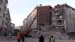 Depremde Mustafa Paşa Mahallesi'nde yıkılan binada enkaz kaldırma çalışması başlatıldı (2)