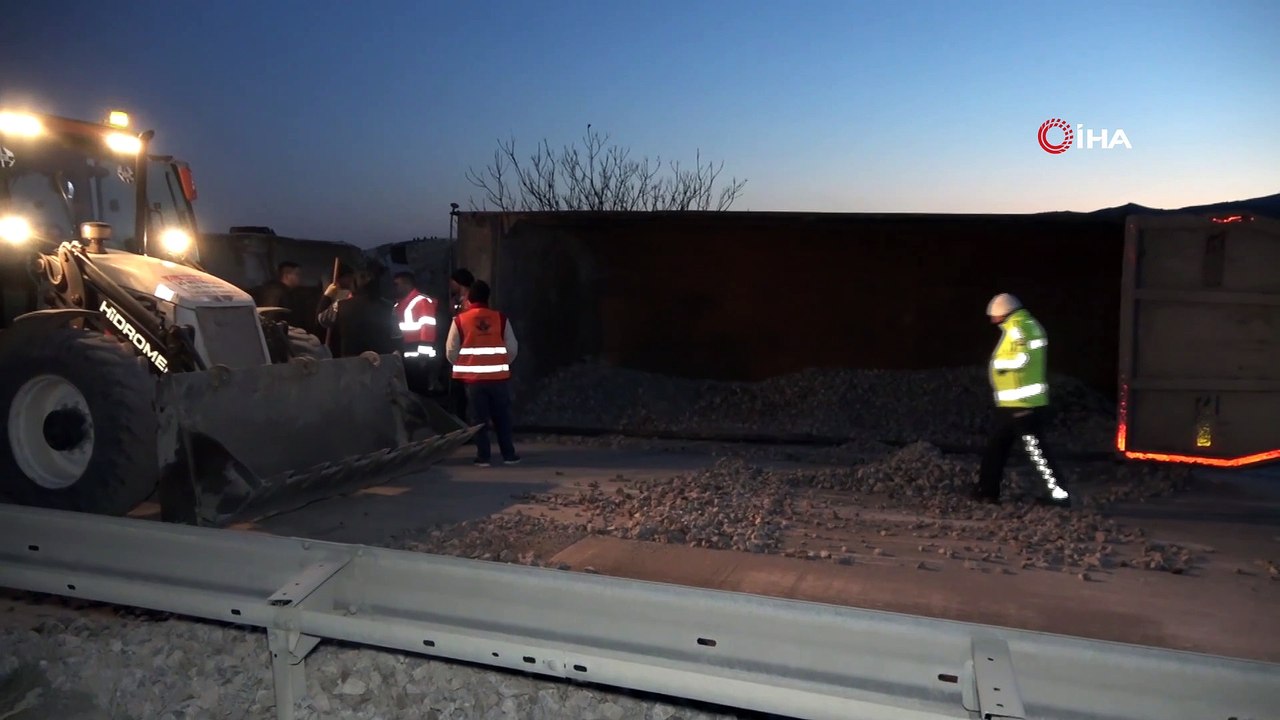 Ankara-Samsun kara yolunda tır devrildi, kilometrelerce araç kuyruğu oluştu