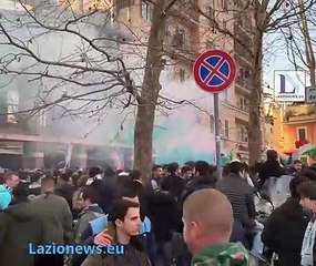 La carica dei tifosi biancocelesti prima del derby