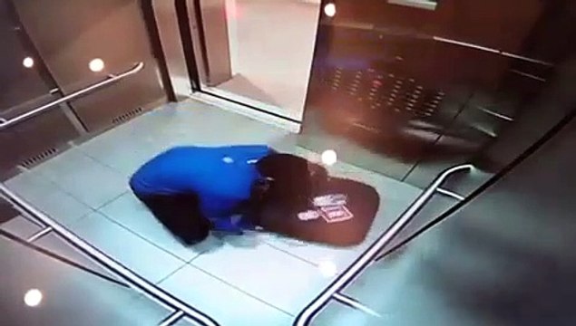 Un livreur de pizza affamé se sert sur la pizza du client