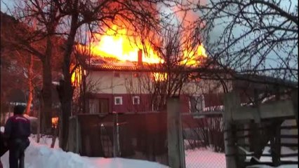 İki katlı ahşap ev yandı