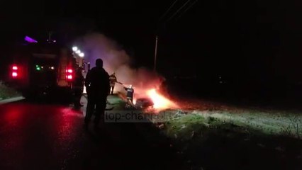 Vlorë/ Makina del nga rruga dhe shpërthen në flakë