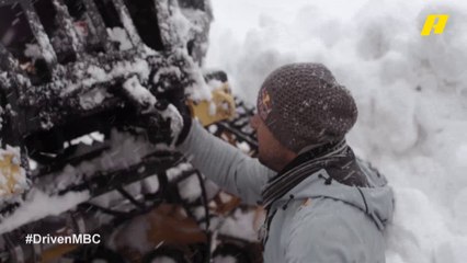 بسيارة "رانجلر" معدلة.. تحدي جديد للصعود وسط جبل من الثلوج