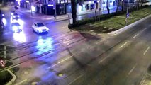 Kırmızı ışıkta geçen otomobil, bir araca çarpıp tramvay yoluna girdi