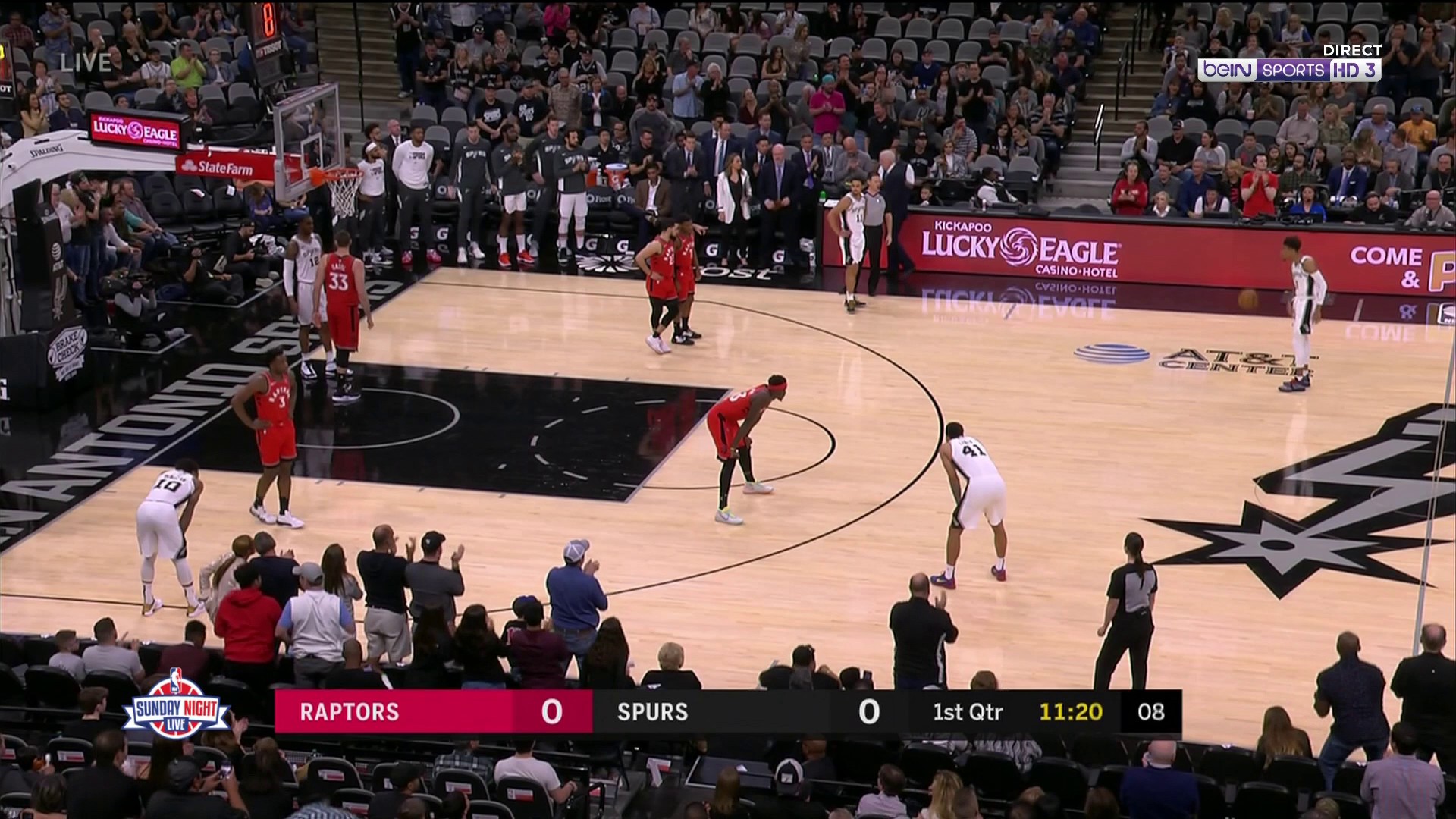 Les joueurs des Spurs et des Raptors ont rendu hommage à Kobe Bryant en gardant le ballon pendant 24 secondes