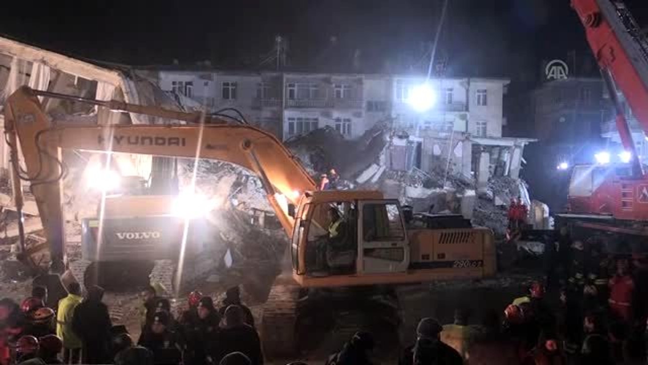 Elazığ'daki deprem - Sürsürü mahallesinde arama çalışmaları (6)