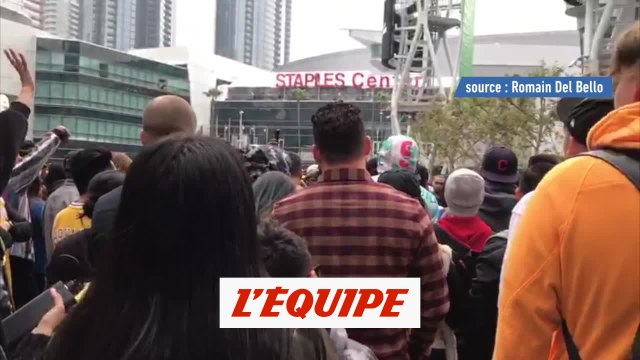 Des supporters des Lakers se rassemblent devant le Staples Center - Basket - Mort de Kobe Bryant