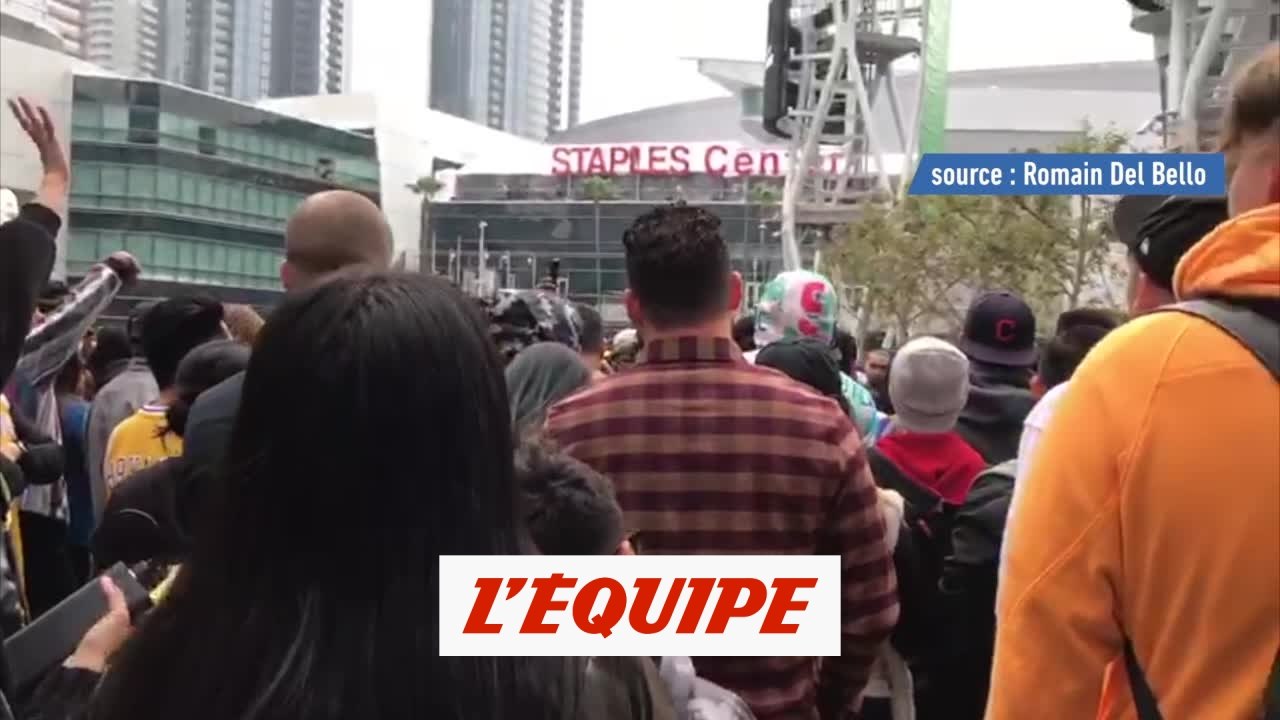 Des supporters des Lakers se rassemblent devant le Staples Center - Basket - Mort de Kobe Bryant