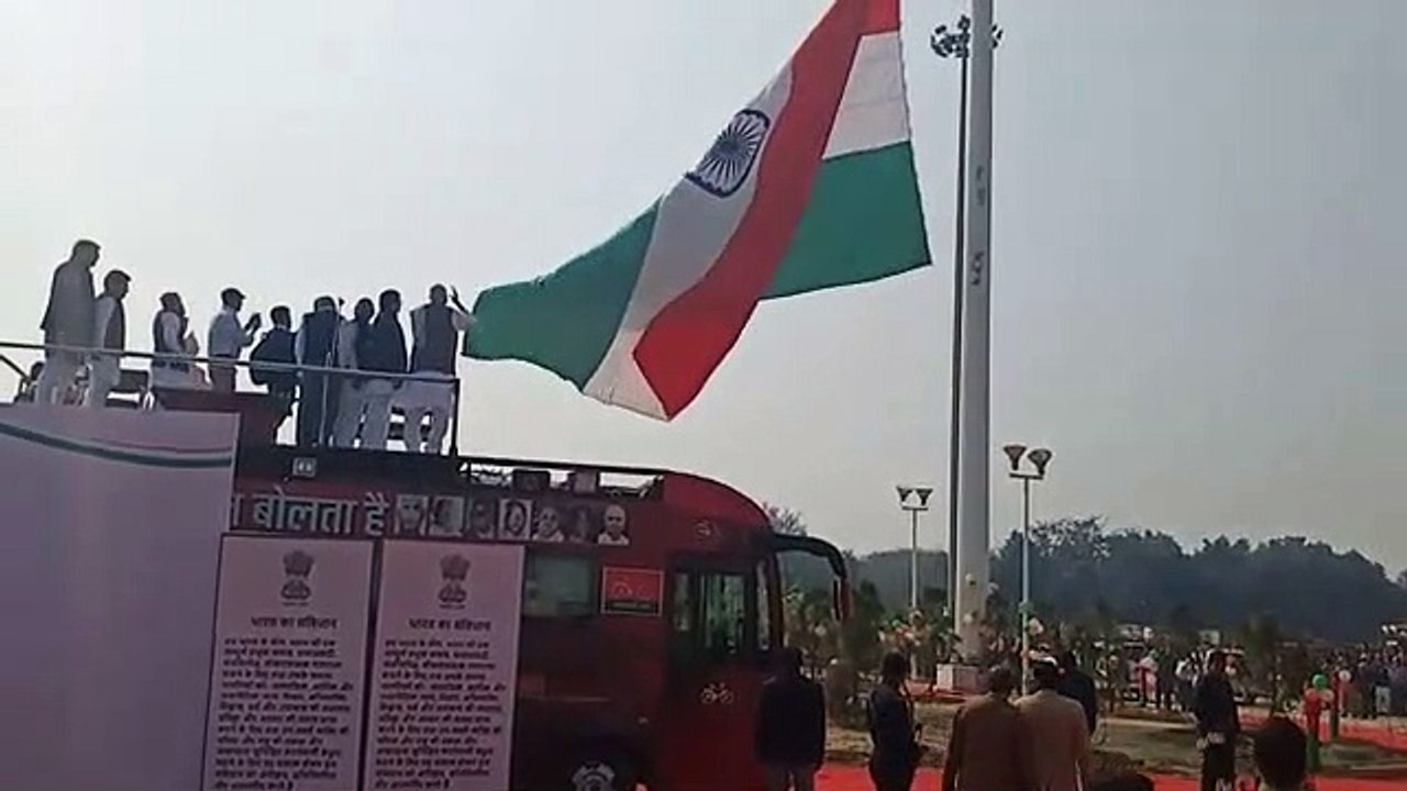 पूर्व मुख्यमंत्री अखिलेश यादव ने सैफई में फहराया 158 फीट ऊंचा तिरंगा