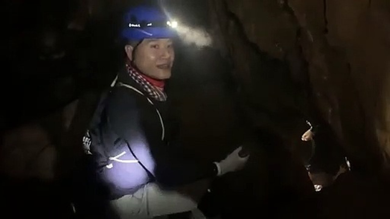เผยคลิป รูแคบๆในถ้ำหลวง ที่นักดำน้ำต้องดำลอดไปช่วยหมูป่า