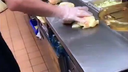 عامل بمطعم شهير يجهز 5 سندوتشات في ثوان معدودة: لن تصدق سرعته