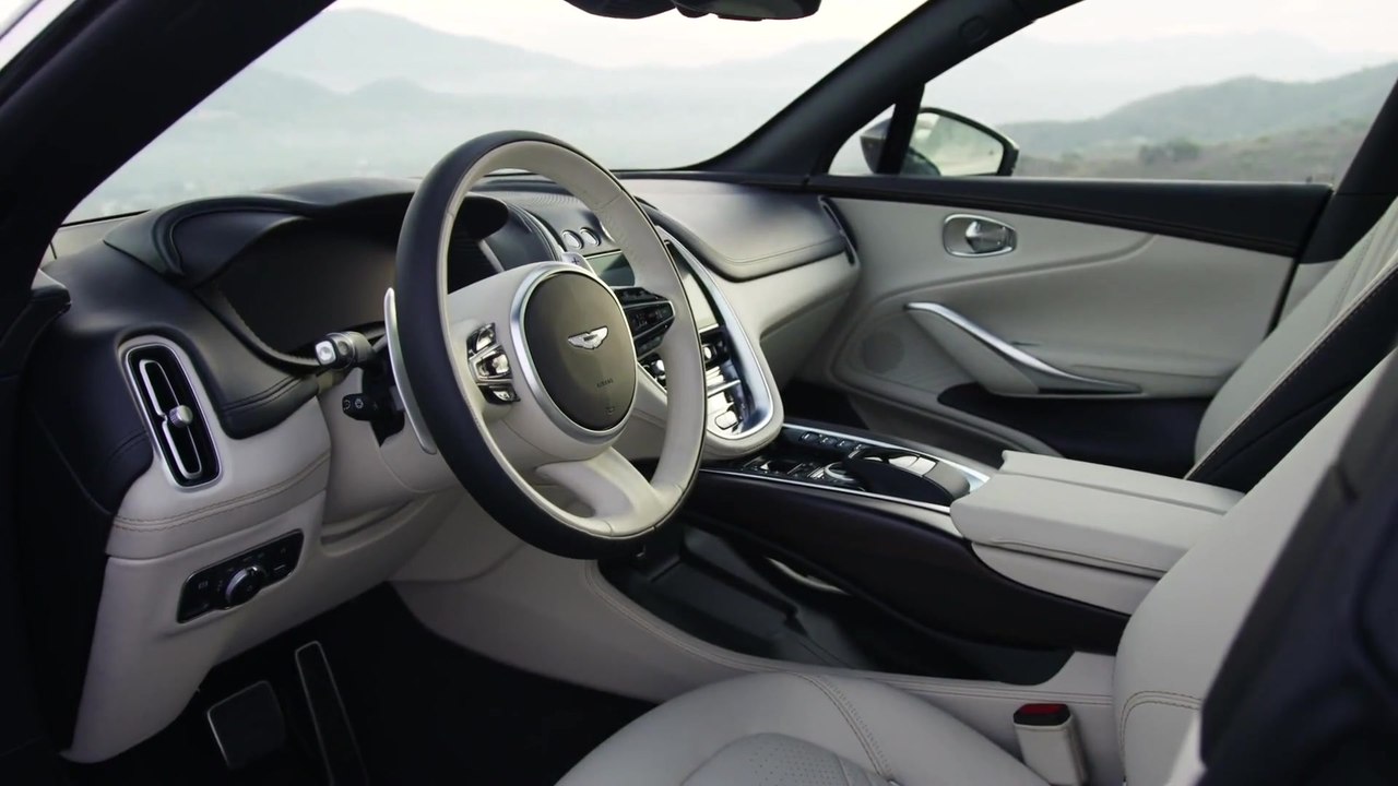 Aston Martin enthüllt die Details der Innenaustattung sowie die Preisgestaltung des DBX
