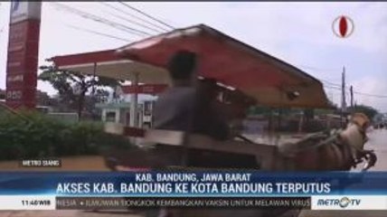 Warga Kabupaten Bandung Gunakan Perahu dan Andong Lewati Banjir
