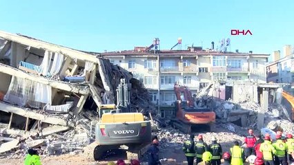 Elazığ sürsürü'de, enkazda kalan 2 kişiyi kurtarma çalışmaları sürüyor