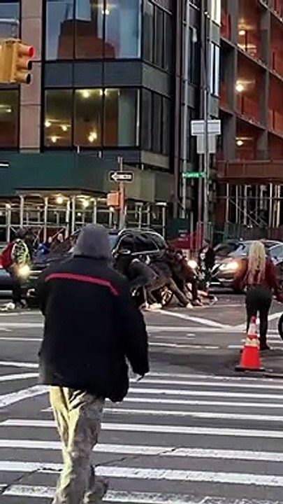 Des personnes soulèvent cette SUV pour sauver une femme
