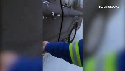 Donarak yere yapışan kedileri kahveyle kurtardı