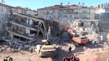 Sürsürü Mahallesi'nde yıkılan binada arama kurtarma çalışmaları sürüyor