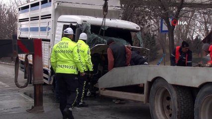 Refüje çarpan tır devrildi: 2 yaralı