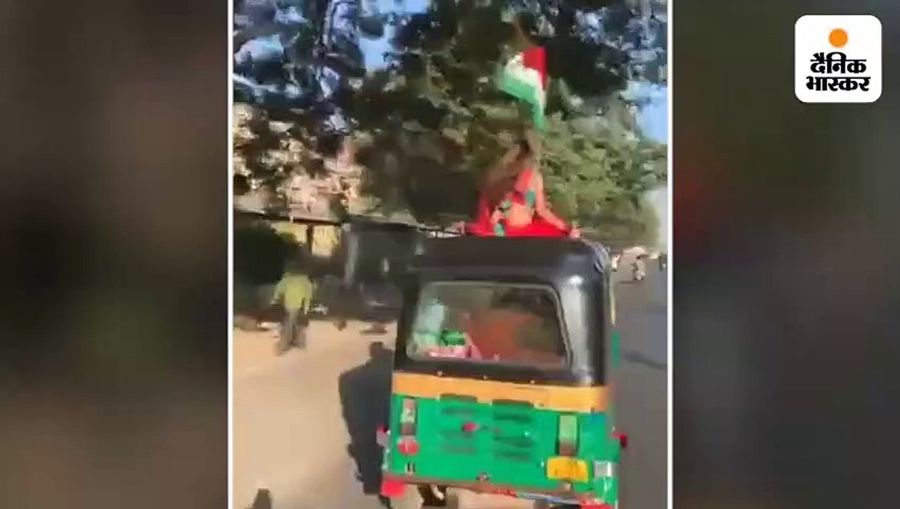 राष्ट्रीय ध्वज लेकर ऑटो रिक्शे पर बैठे किन्नर का वीडियो वायरल