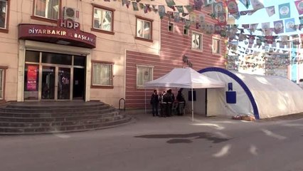 Diyarbakır anneleri depremzedeler için atkı ve bere örüyor