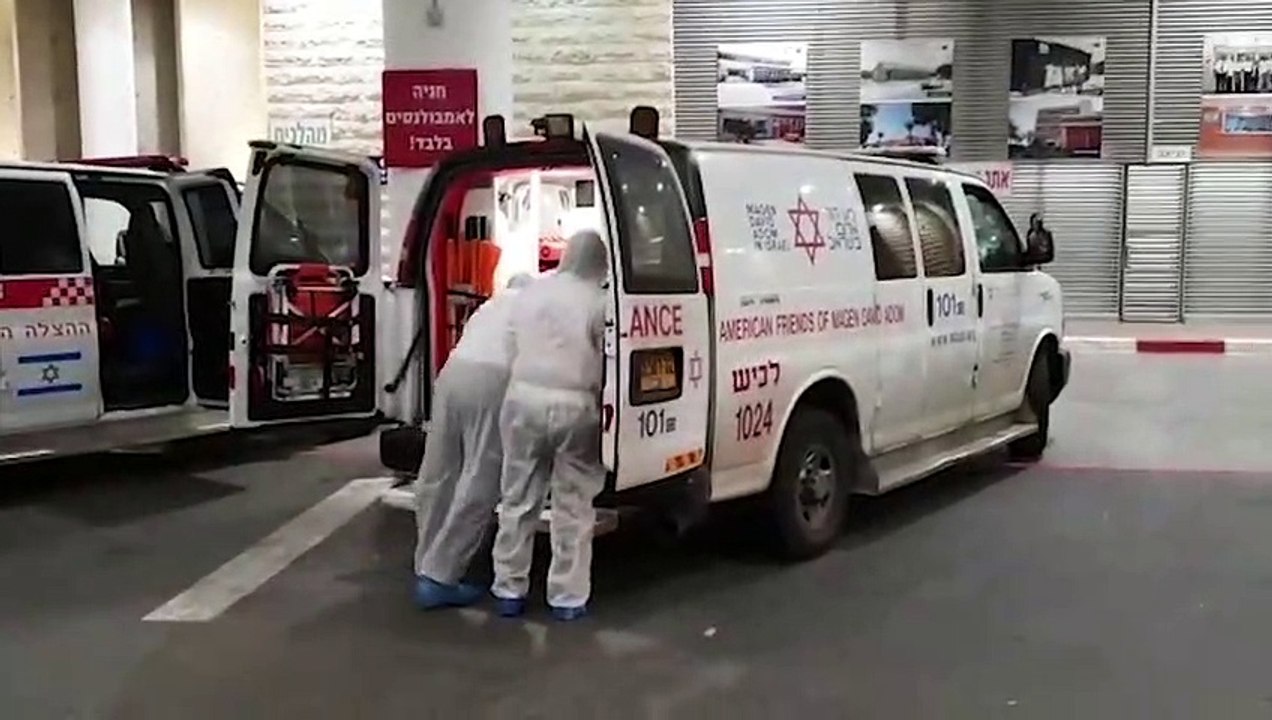 צוות מד"א מפנים עובד סיני שחשוד שנדבק בוירוס קורונה