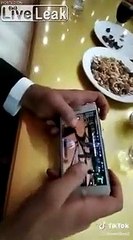 Le marié joue à PUBG sur son iphone à son mariage !