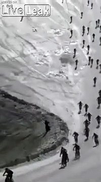Chute de centaines de VTT en descente lors d'une course !