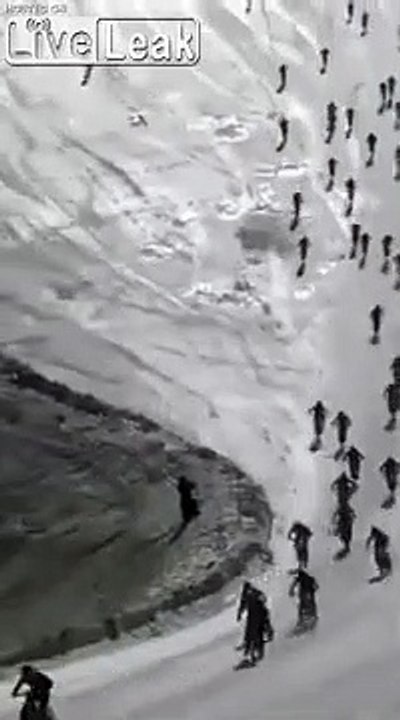Chute de centaines de VTT en descente lors d'une course !