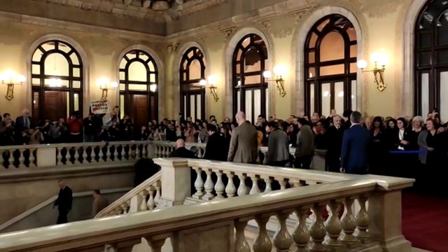 Los exconsellers salen del Parlament arropados por diputados
