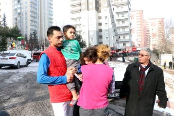 Yangından kurtulan 2 kardeş etrafı seyretti