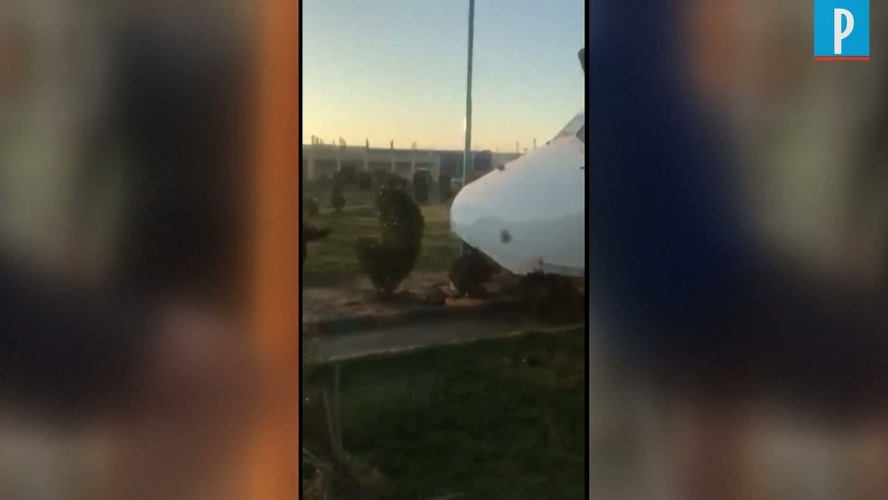 Iran : un avion rate son atterrissage et termine sur l'autoroute