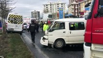Habipler Arnavutköy yolunda 4 aracın karıştığı zincirleme kazada 6 kişi yaralandı. Yaralılar çevre hastanelere götürüldü. Polis ekiplerinin olay yerindeki çalışmaları sürüyor.