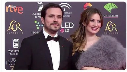 El ministro comunista de Consumo, Alberto Garzón, posa así de elegante en los Goya junto a su mujer